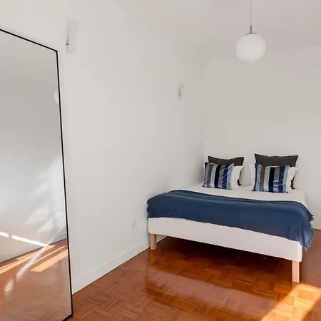 アパート Campolide 2br Flat リスボン